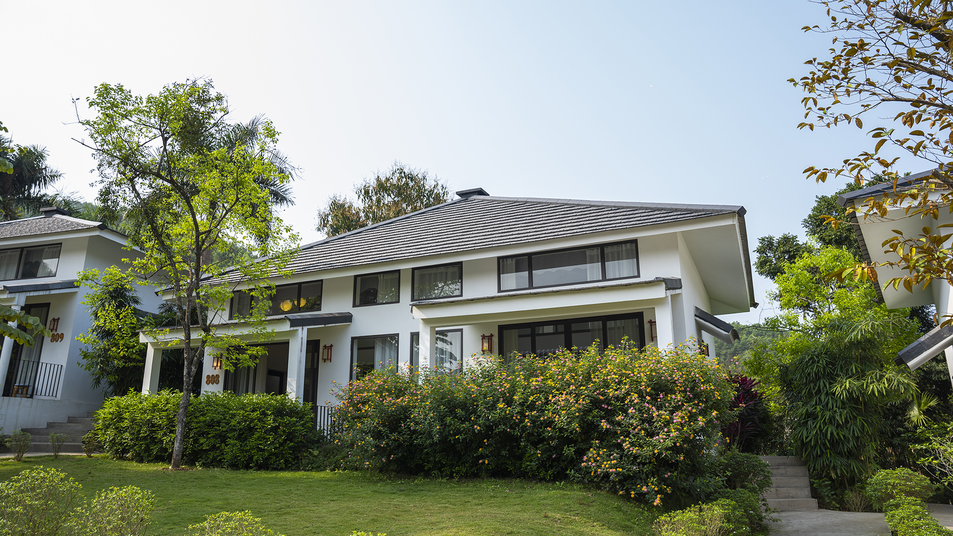 Nghỉ dưỡng trong villa biệt lập v&agrave; hướng mắt về kh&ocirc;ng gian xanh ng&aacute;t của cỏ c&acirc;y v&agrave; n&uacute;i rừng h&ugrave;ng vĩ l&agrave; trải nghiệm v&ocirc; c&ugrave;ng &ldquo;chill&rdquo; tại Hasu Village by Ravi. Ảnh: Internet